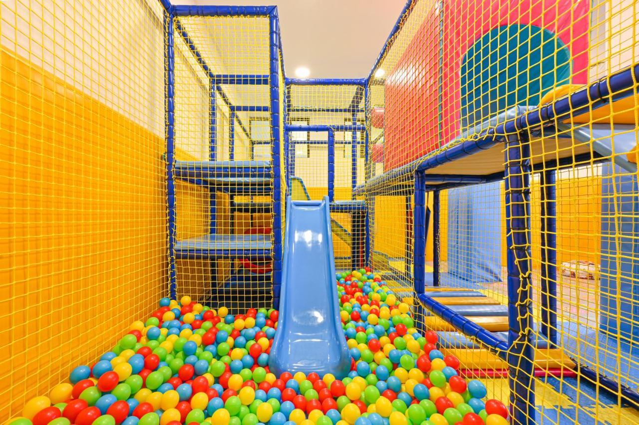 グランド ホテル ヴェリングラド ヴェリングラード エクステリア 写真 A ball pit at a children's indoor playground