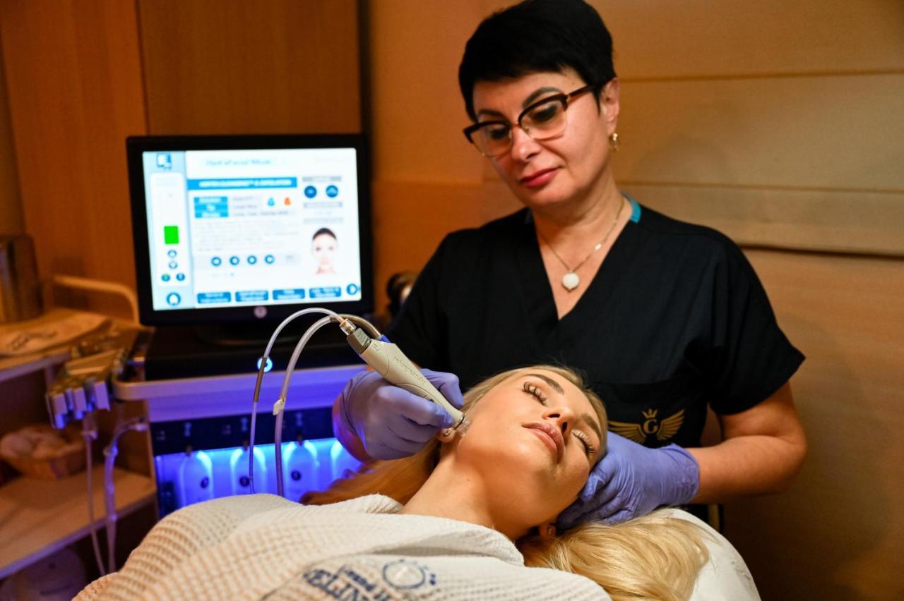 グランド ホテル ヴェリングラド ヴェリングラード エクステリア 写真 A woman receiving a facial treatment