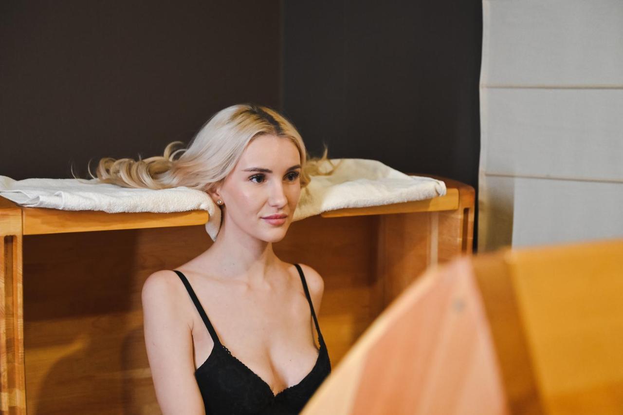 グランド ホテル ヴェリングラド ヴェリングラード エクステリア 写真 A woman in a spa