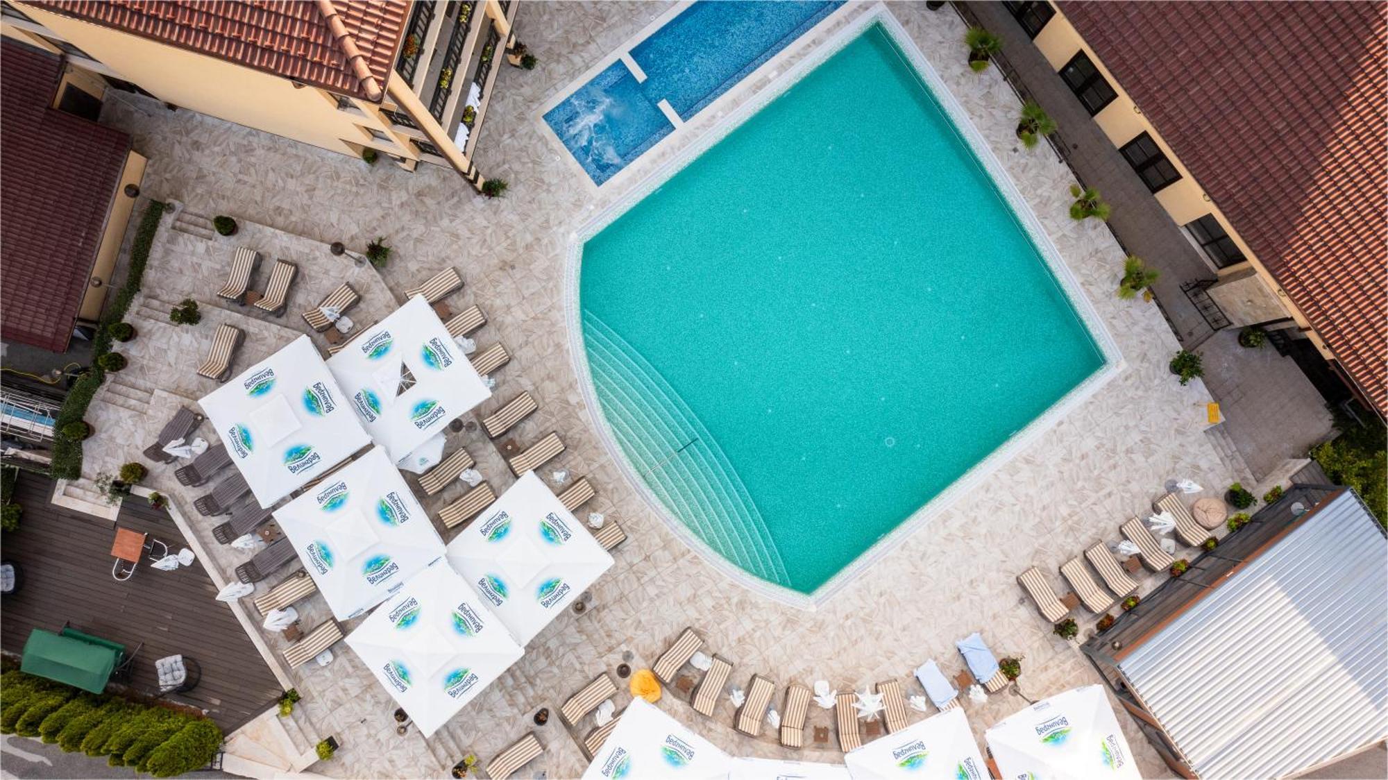 グランド ホテル ヴェリングラド ヴェリングラード エクステリア 写真 Aerial view of a swimming pool