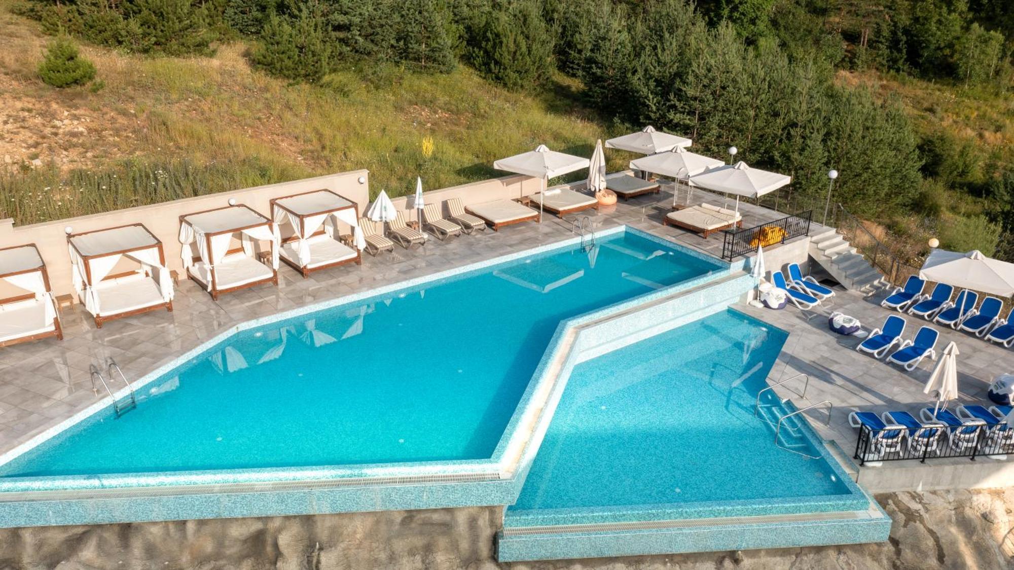 グランド ホテル ヴェリングラド ヴェリングラード エクステリア 写真 The swimming pool at the hotel