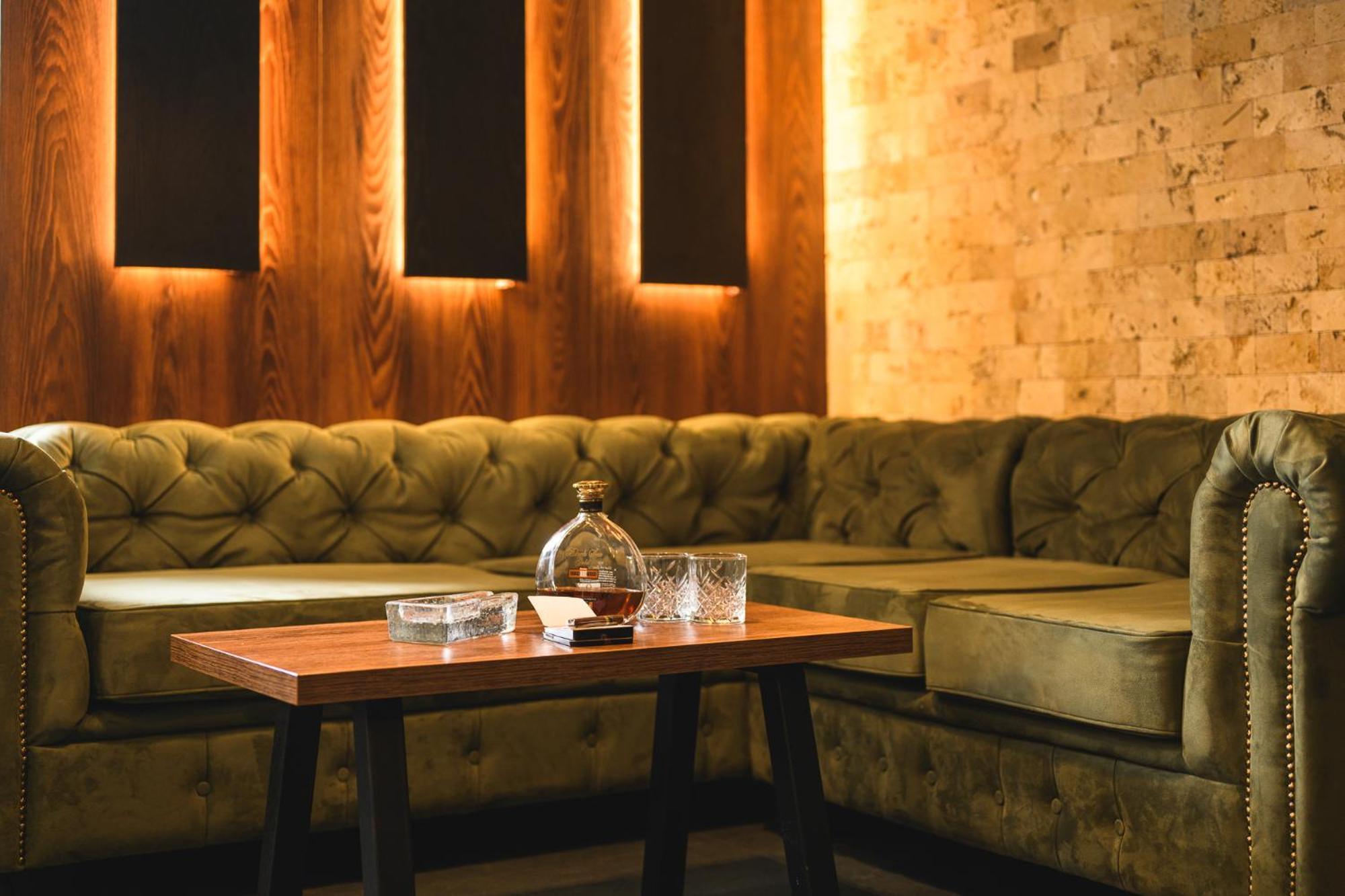 グランド ホテル ヴェリングラド ヴェリングラード エクステリア 写真 The interior of the bar