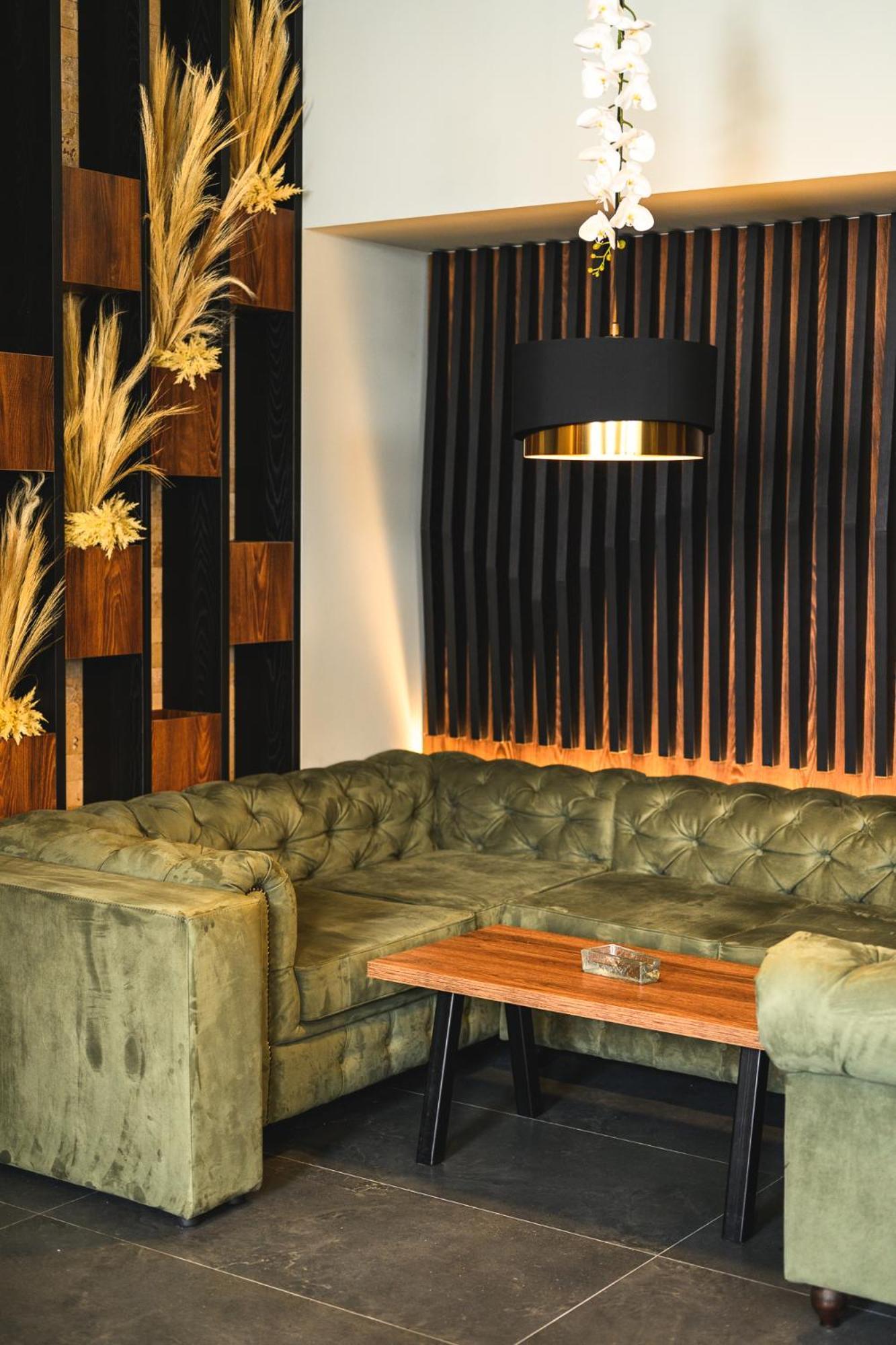 グランド ホテル ヴェリングラド ヴェリングラード エクステリア 写真 A leather sofa